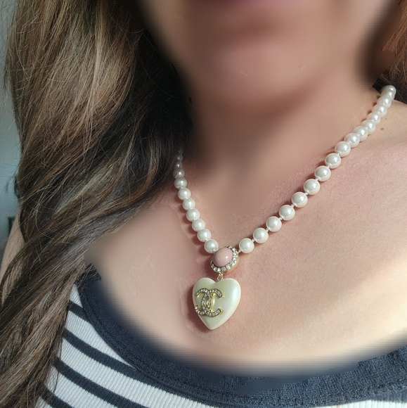 CHANEL Pearl rhinestone heart necklace ♥️ - Picture 2 of 8